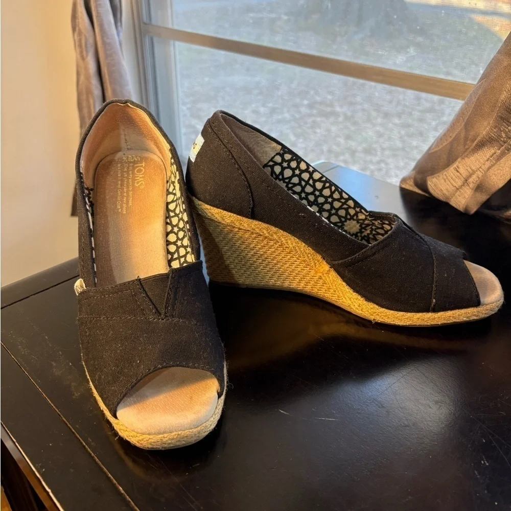 TOMS Black Twill Classic Wedge Women’s Sandals Size 8.5
